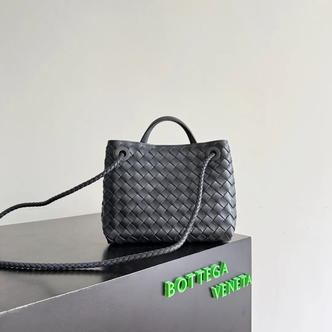 The new Andiamo batch of 3060 BV is shipped‼ ️The classic intercciato weaving process is used to create a soft bag, the metal knot is made of micro-cast aluminum using jewelry technology🪢, and the decorative beads are made of metal and hand-polished oak, allowing you to jump repeatedly between elegance and fun💃, making it unpredictable. Classic and versatile, it shows off your temperament, and the bag has a large capacity, making it very convenient for daily commuting! It has a variety of carrying methods, the shoulder straps can be adjusted by yourself, the original lambskin feels soft and delicate, and the unisex style breaks gender boundaries and brings a more practical and long-lasting use experience. The Andiamo, which has both elegant and casual styles, perfectly interprets the "fashionable old money style". Style number: 743568+wood hardware Color: space blue gold buckle Size: 25*22*10.5cm